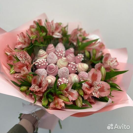 Клубничный букет' клубника в шоколаде с цветами