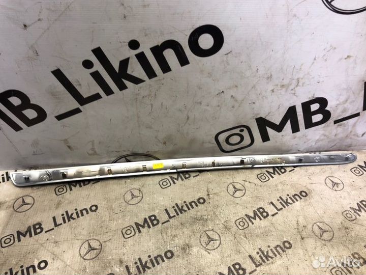 Накладка двери передняя правая Mercedes Ml W164