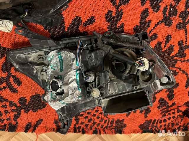 Фара toyota avensis 2005