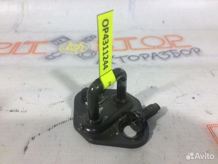 Петля замка багажника Toyota OPA