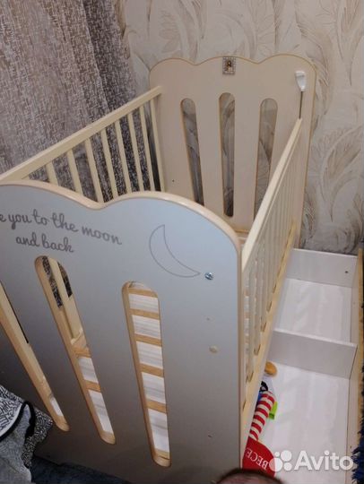 Детская кроватка с маятником