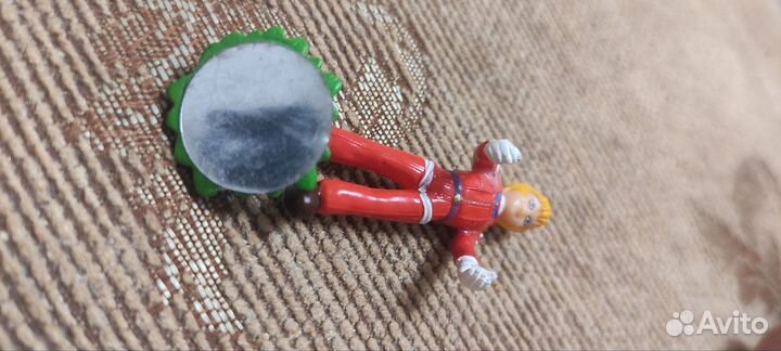 Киндер Алиса с зеркалом