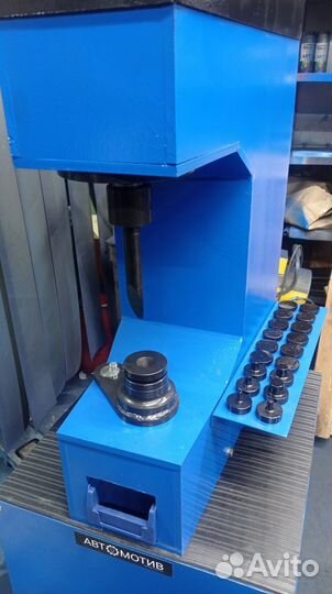 Клёпальный станок для тормозных колодок