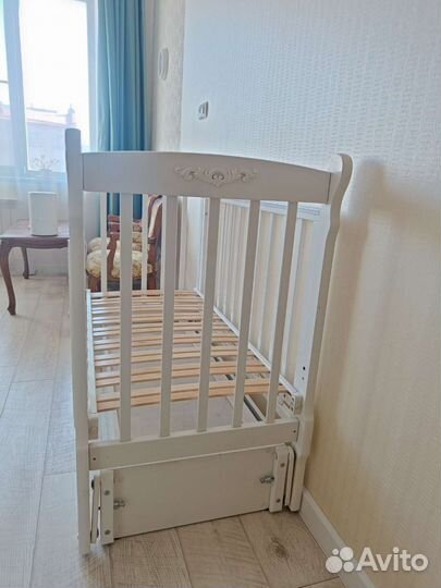 Деревянная кроватка для новорождённого с качанием