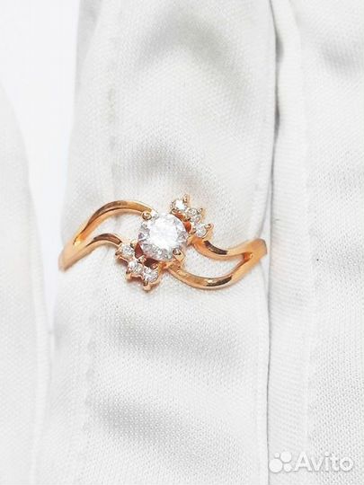 Золотое кольцо с камнем 17р