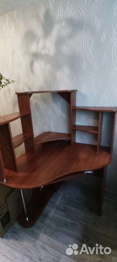 Компьютерный стол угловой с полками