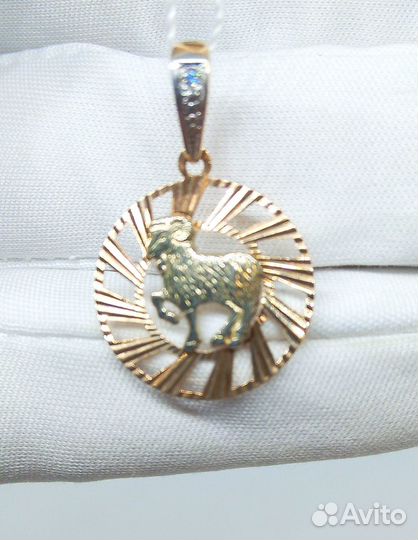 Золотая подвеска с камнем