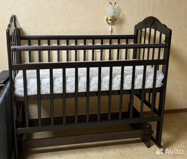 Детская кроватка с универсальным маятником