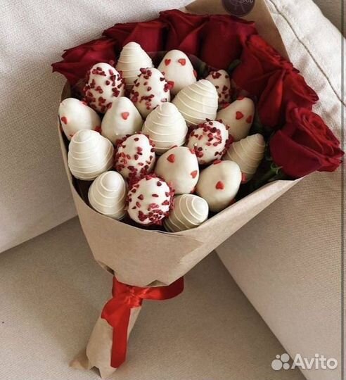 Клубника в шоколаде и много других сладостей