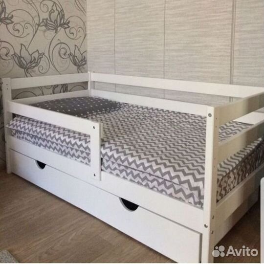 Кроватка софа для малыша с бортиком из массива