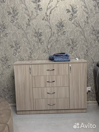 Угловой письменный стол и комод