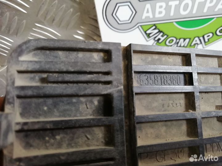 Крышка салонного фильтра Peugeot 307 2003г