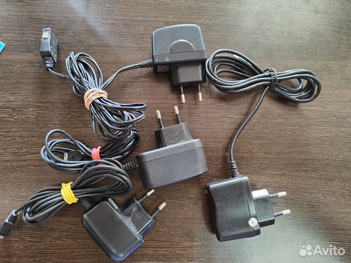 Зарядки на кнопочный телефон сзу