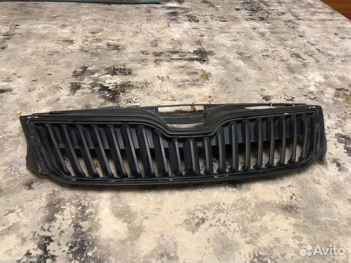 Ршетка радиатора skoda rapid 5JA853668