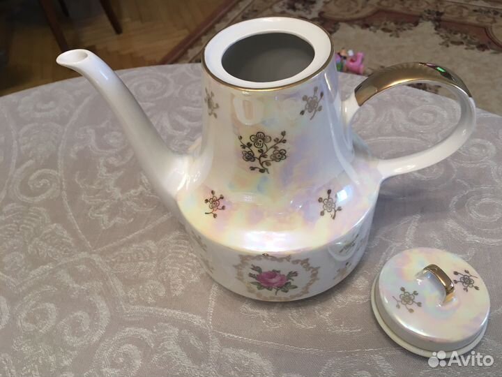 Заварочный чайник и молочник