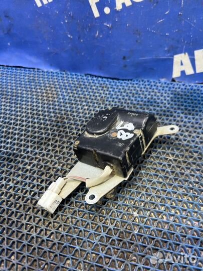 Моторчик заслонок отопителя Hyundai Sonata 4 седан