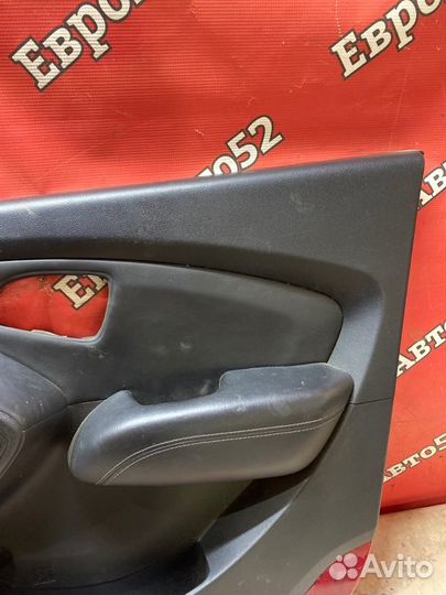 Обшивка боковой двери передняя правая Hyundai Ix35