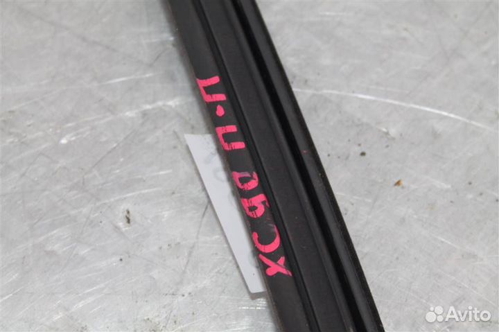 Уплотнитель стекла двери передней правой Volvo X