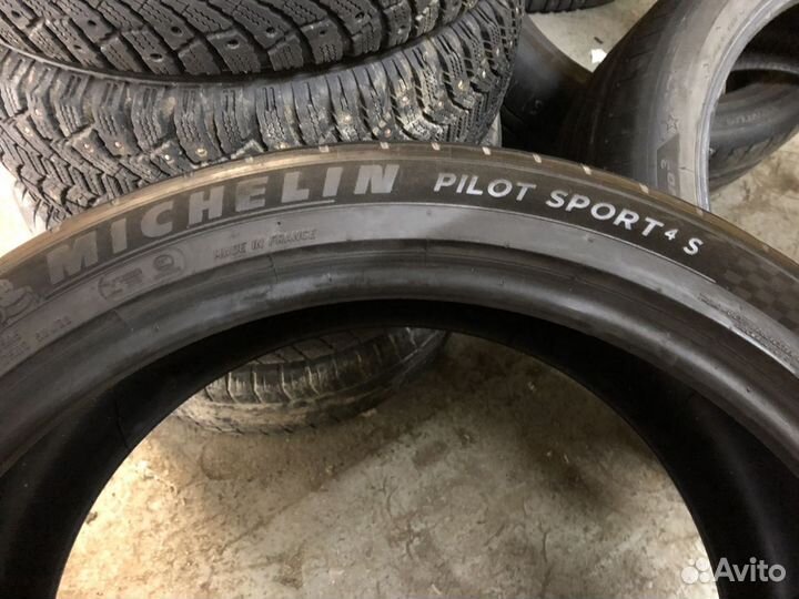 Michelin Pilot Sport 4 S 285/35 R22