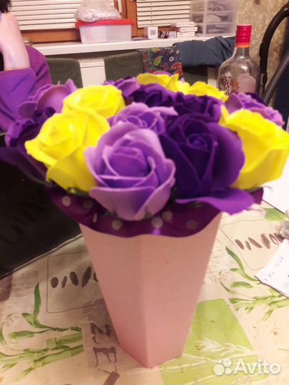 Букет из роз с лепестками из мыла