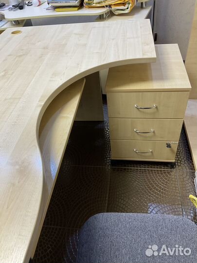 Угловой письменный стол