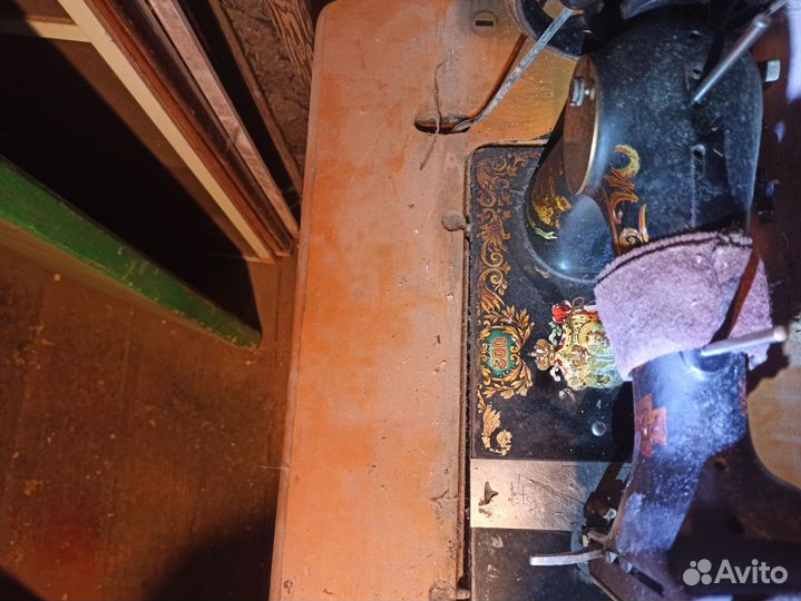Антикварная швейная машинка ножная