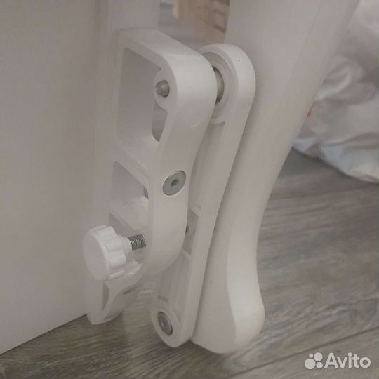 Детская кроватка с маятником и ящиком