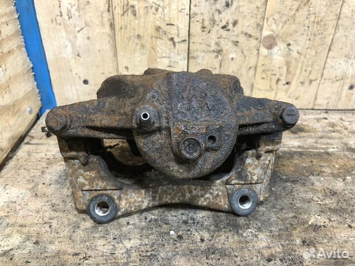 Суппорт передний левый Toyota Avensis 2, Verso