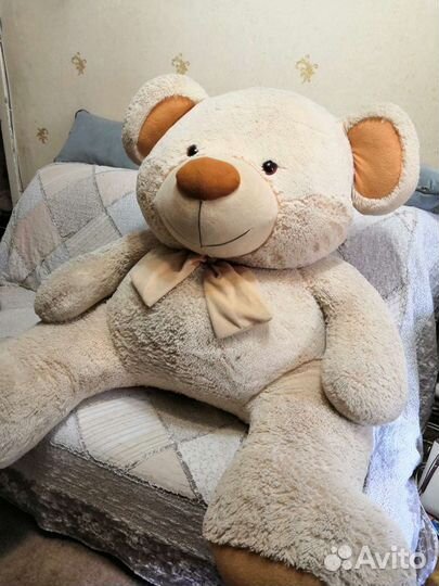 Большой плюшевый медведь