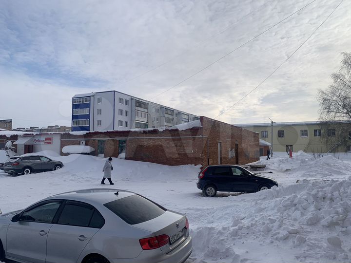 Торговая площадь 676,7 кв.м. с земельным участком