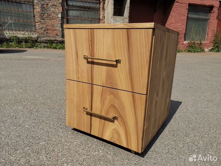 В наличии тумба из щита сосны с фасадами из слэба