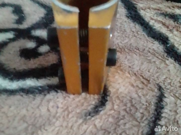 Зажим для трюкового самоката