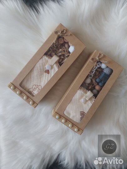 Набор слюнявчиков-платочков с держателем