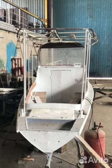 Лодка моторная