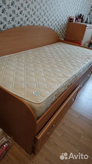 Кровать односпальная с ящиками и матрасом