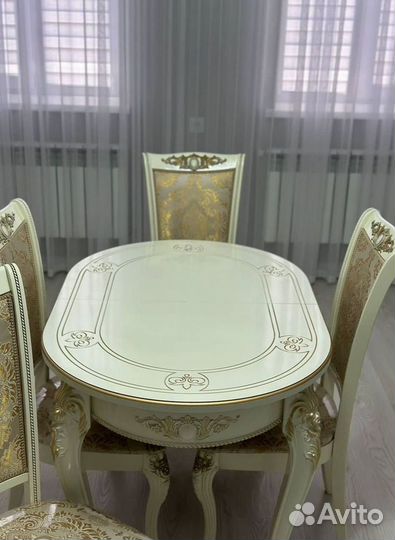 Кухонный стол и стулья комплект