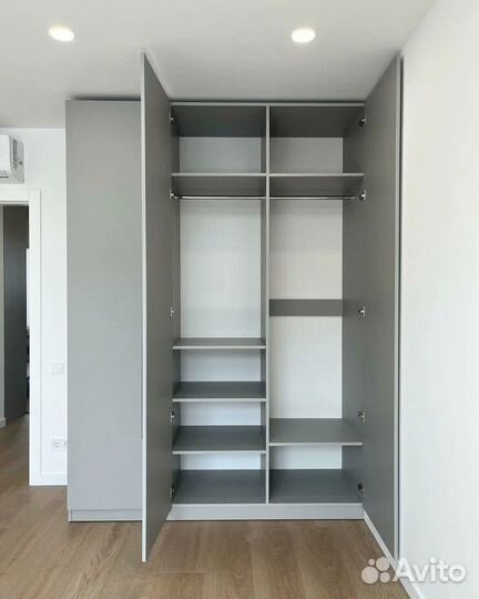 Шкаф распашной с полками