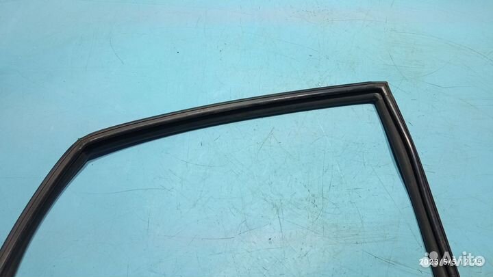 Уплотнитель стекла заднего правого Honda Civic 5D