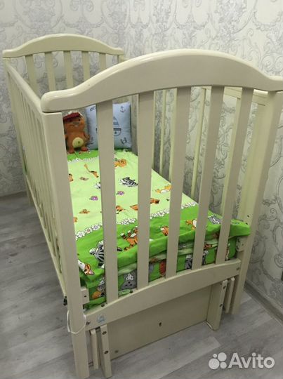 Детская кроватка с маятником и комодом Лель