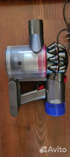 Мощный но легкий беспроводной пылесос Dyson V7
