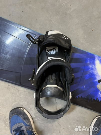 Сноуборд с креплениями и ботинками