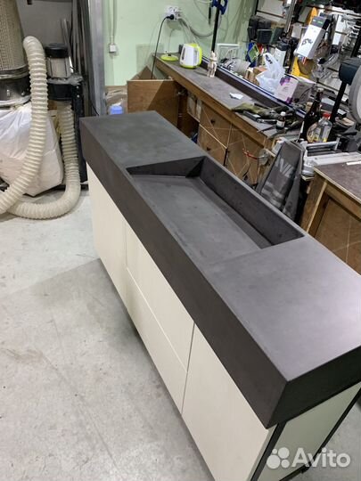 Тумба с раковиной для ванной из бетона