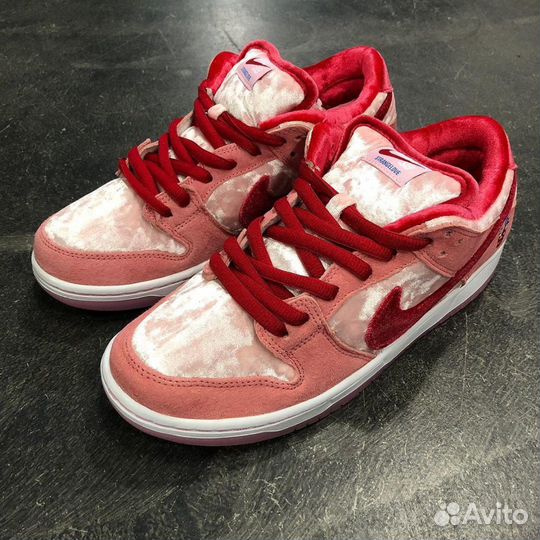 Кроссовки Nike SB Dunk Low Strangelove Skateboards