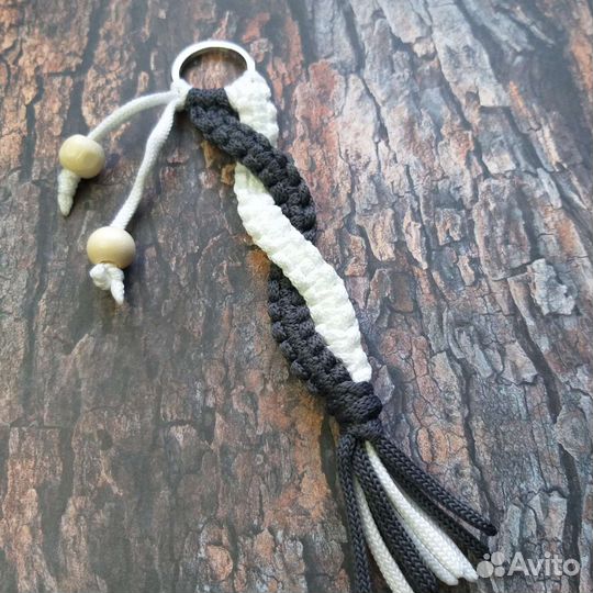 Сувениры. Брелок на ключи в стиле макраме