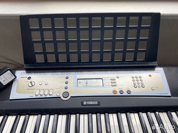 Синтезатор Yamaha PSR R200