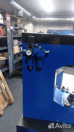 Клёпальный станок для тормозных колодок