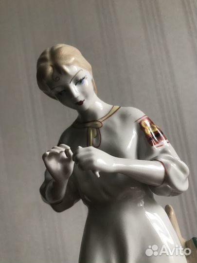 Девушка С цветком, гадание на ромашке»