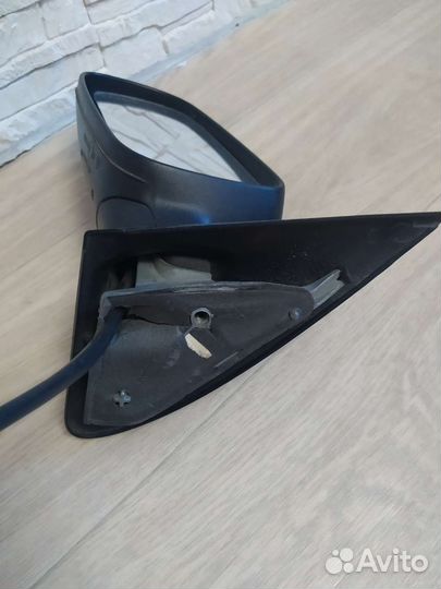 Боковое зеркало