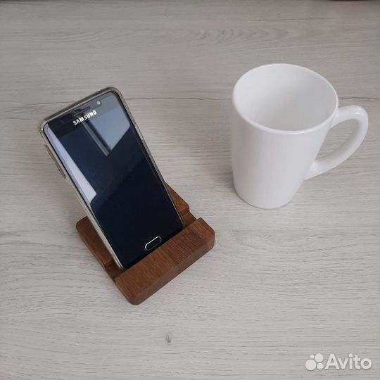Подставка для телефона из дерева