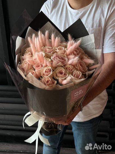 Нежный букет роз с дагурусом